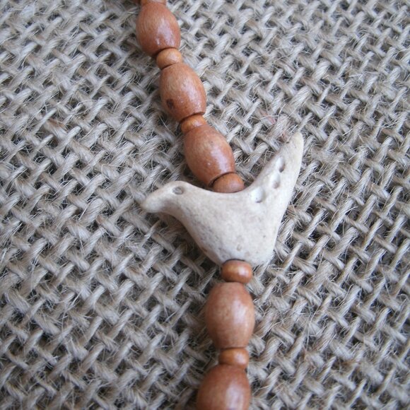 Vintage handmade necklace from 1980s. Made of various wood beads and metal seed - Picture 7 of 12